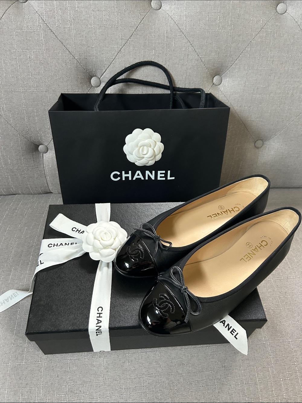 CHANEL Black Leather Ballet Flats with Patent Cap-Toe and CC Emblem 39H/B 39 1/2